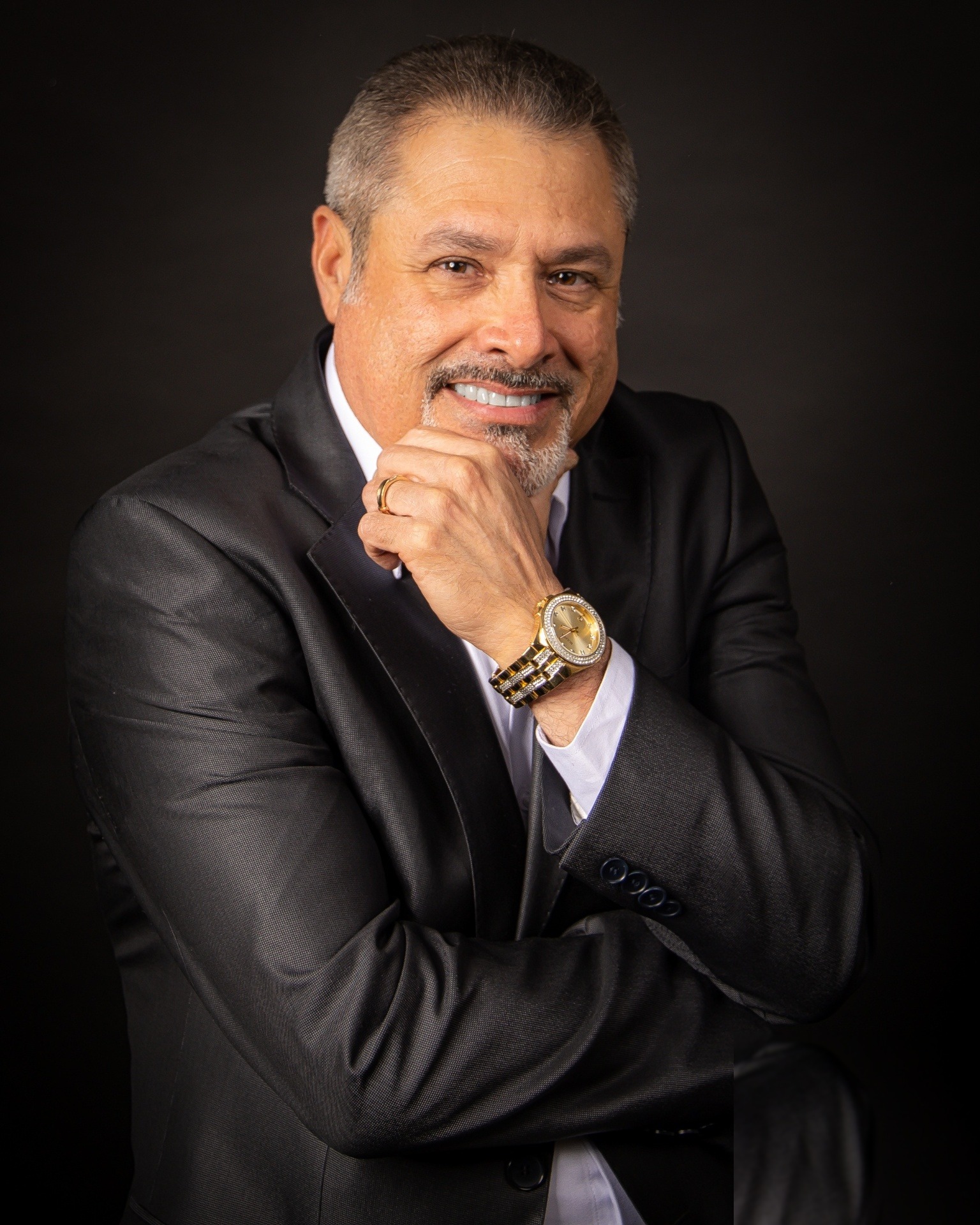 Portrait of Dr. Ariel Robles.